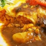 Hanaya - オムライスのソースには花屋さんオリジナルの特製カレーを組み合わせてあります