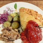スープス　ヤツガタケ - ミートパイ。想像と違う物が出てきた！ドーンッとデカい！トマトソースも酸味があって合う♪
