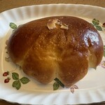 京都伊三郎製ぱん - 料理写真:クリームパン146円。 ふんわりとした生地に丁寧に炊いたカスタードクリームをたっぷりと詰め込んであります。