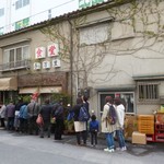 大宮大勝軒 - '15/04/12 駅から店に向かう途中で見かけた行列