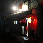 龍園 - 暗い道にポツンとある外観