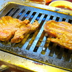 龍園 - 分厚い牛タンを調理中