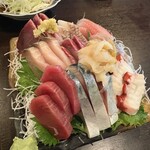 刺身と日本酒 波に千鳥 - 