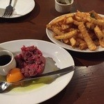 OTO狛江商店 - 牛肉のユッケ風&アンチョビポテト