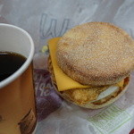 McDonalds - ﾁｷﾝｴｯｸﾞﾏﾌｨﾝｺﾝﾋﾞ(360円)ﾎｯﾄｺｰﾋｰで