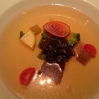 カントニーズ 燕 - 白ツバメの巣、季節野菜に金華ハムの香りの上湯スープをそそいで