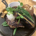 つばめグリル - 季節野菜のハンバーグ　待っているときからずっとハンバーグパテを叩いて空気を抜いている音がしているのがらしい情緒。柔らかいハンバーグはちょっと昭和な気分。じゃがいも大きすぎてお腹いっぱい。美味しかったです