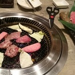 焼肉　かける - コンロの上に溶岩？の敷いてある溶岩焼き