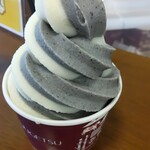 柳月 - 料理写真:ごまソフト ミックス(¥380)