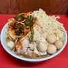 ラーメン二郎 - 料理写真:「ラーメン小」（1,000円）に、新潟店限定の「ニラキムチ」（150円）、「うずら卵」（100円）。コールは「ヤサイ、アブラ、カラメ」