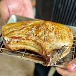 Le Télescope - 炭火とオーブンでじっくり焼いた沖縄ポーク。この後切り分けられ提供されます。