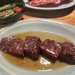 焼肉ホルモン酒場 たかちゃん - 特製ニラダレ　新鮮厚切り牛レバー879円