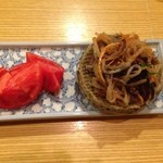 酒菜屋 なないろ - 小金丸さんのトマトとチャプチェ