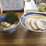 中華蕎麦 サンジ - 特製つけ蕎麦、大！  大は麺400gとのこと。でも、一気に食べられてしまうンだな。今日は待ち時間50分ぐらいかな。春らしい陽気、外で待つのも少し楽になったな。
