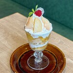 ロクシタンカフェ - 旬の白桃コンポートと柑橘系の香りのハーブ［ヴァーベナ］の季節限定パフェ。
ヴァーベナのムースとゼリー・バニラアイスクリーム・ホイップクリーム・グラノーラをあわせた贅沢なパフェです。