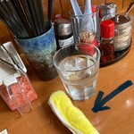 徳吉ラーメン - 卓上の調味料など。青線の冷たいオシボリが◎