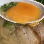 徳吉ラーメン - 卵に麺を浸すと より甘さが際立つ！