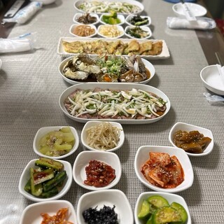 韓国料理 釜山 - 料理写真:前菜小皿の盛り合わせ
ローストビーフ
カンジャンケジャン