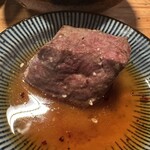 焼肉ホルモン酒場 たかちゃん - 厚切り牛レバーとごま油塩（ちゃんと焼いてます）