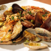 魚タリアン YO - 魚丸ごと一匹。どの料理もソースが秀逸。