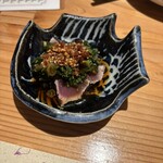 居酒屋 仙きち - お通しのカツオたたき　ニラ醤油がメンバーに大好評