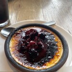 Bar Espanol LA BODEGA - トッピングのベリーの酸味がマッチしているブリュレ