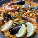Bar Espanol LA BODEGA - レモンをかけて最高のパエリア