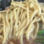 家系ラーメン 王道家 - 王道家製麺の中太麵