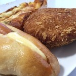 粉とクリーム - 自宅にて。惣菜パソはソーセージかカレーに限る。