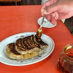 満福 - 最後はラー油を餃子に乗せる感じで
