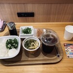 すき家 - 納豆まぜのっけ朝食、アイスコーヒーM、コンセントやUSB電源が用意されています♪