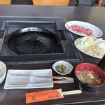 遠野ジンギスカン羊丸・道 - 料理写真:上ラム¥1300 おかわりライスセット(おかわりライス＋みそ汁＋野菜ミックス小)¥950