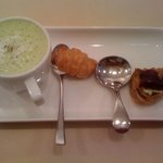 アッシュ - ①アミューズ (エンドウ豆のスープ・アンチョビのパン・チーズのブルスケッタ)