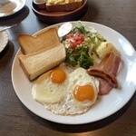 びっくりドンキー - 料理写真:モーニングプレートセット(目玉焼き)