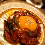 焼肉 神宮 - 炙りユッケ