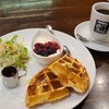 三河屋珈琲 - ワッフルモーニング(税込680円)
①ワッフル、キャラメルソース掛け
②野菜サラダ(千切り甘藍&水菜&針人参)
③苺&ブルーベリーソース掛けヨーグルト
お飲み物《セットドリンク》①HOT珈琲