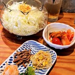 炭火焼肉 ゴールデンホルモン - ・金魚鉢にドカ盛りキャベツ
・ナムル盛り
・キムチ盛り