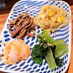 炭火焼肉 ゴールデンホルモン - ナムル盛り