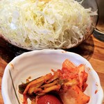 炭火焼肉 ゴールデンホルモン - ・金魚鉢にドカ盛りキャベツ
・キムチ盛り