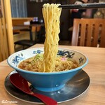 煮干結社 麺や 鹿道山 - 麺は細ちぢれ麺