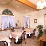 ディナーベル - マダム・アレンジのフラワーが飾られた明るい館内。