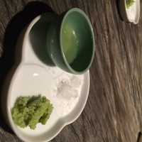 鉄板焼 摩天楼 東京スカイツリー・ソラマチ店 - 付け合せの塩と新鮮なわさび