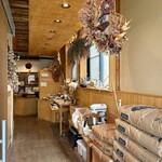 naya - 温かみ感じる 可愛らしい 店内へ