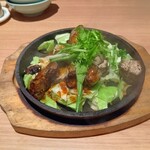 炭火と串焼きと肴 原価酒場 イロ鶏ドリ - 極み炭火焼きもも２種食べ比べ