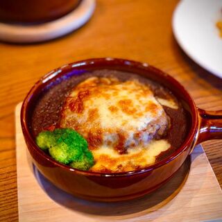 レストラン神坂茶寮 - 料理写真:【焼きチーズハンバーグカレー】

香ばしく焼き上げたチーズが食欲をそそる、ハンバーグカレーです。とろけるチーズのまろやかさとハンバーグの旨み、カレーのコクが絶妙に調和した人気の一品です。神坂茶寮自慢の味をぜひご賞味ください。