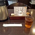 白 - おしぼり、お茶