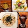 赤いトタン屋根の猫 - 