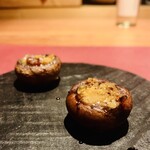 368977834 - ① 【アミューズ】
                      マッシュルームのセゴビア風（ハム、大蒜詰め焼き）