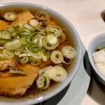 ちえちゃんラーメン - 中華そば小(800円)、小ライス(無料)。