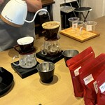 オリジン コーヒー - 入れてくれてます。